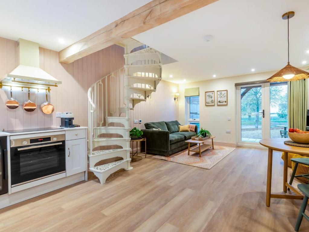 een woonkamer met een wenteltrap in een huis bij 1 Bed in Alton oc-95760 in West Worldham