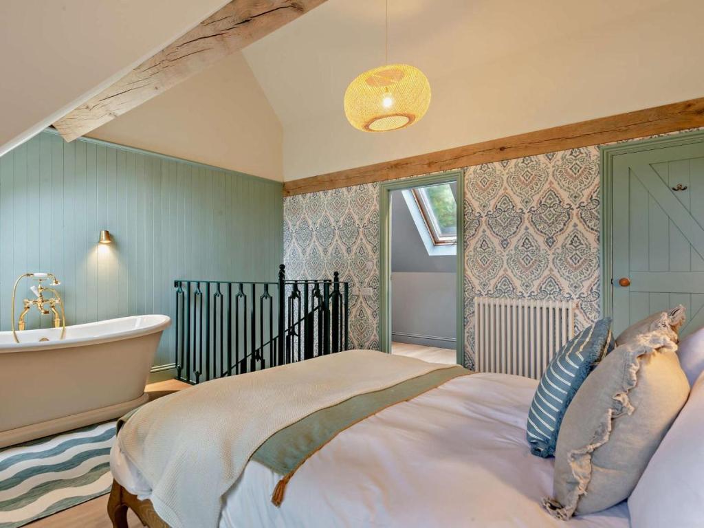 Postel nebo postele na pokoji v ubytování 1 Bed in Alton oc-95762