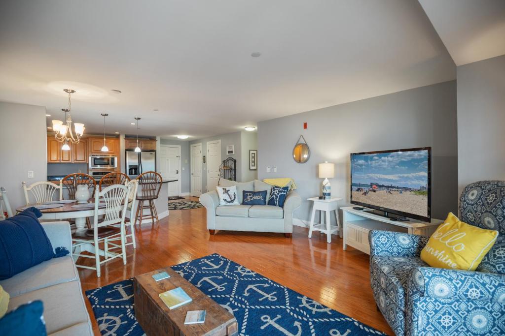 オールド・オーチャード・ビーチにあるGrand Victorian #403のソファのあるリビングルームとダイニングルーム