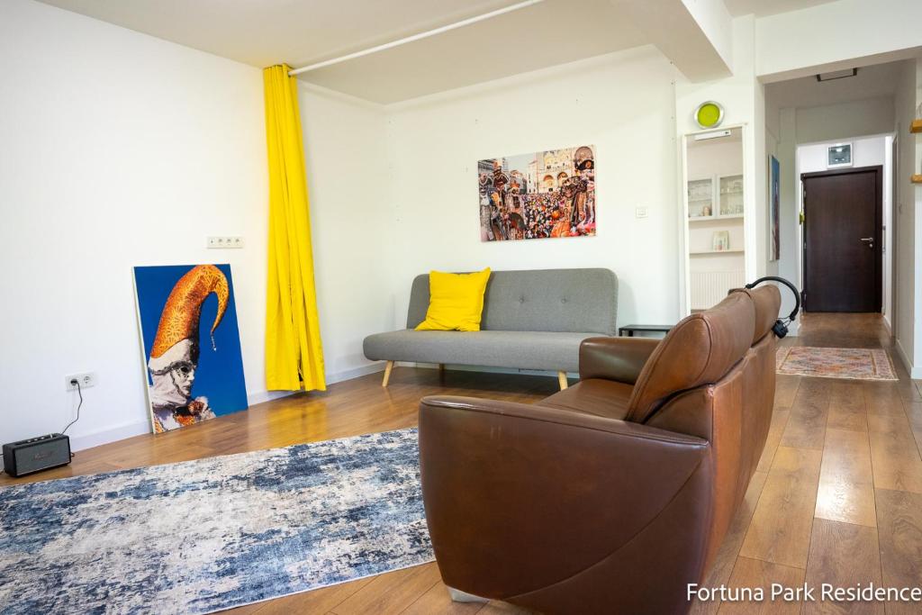 a living room with a couch at Studio Fortuna Park Residence in Sfântu-Gheorghe