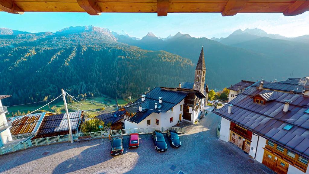 La Canonica di Termenago في بيليزانو: اطلالة جوية على مدينة بها كنيسة وجبال