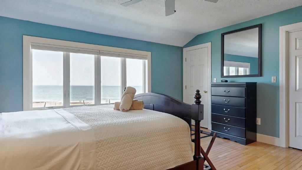 Giường trong phòng chung tại Beauty on the Beach NEWOCEAN VIEWS POOL