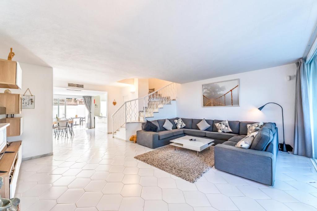 un soggiorno con un divano e un tavolo di Miraflores Luxury Duplex a Mijas Costa