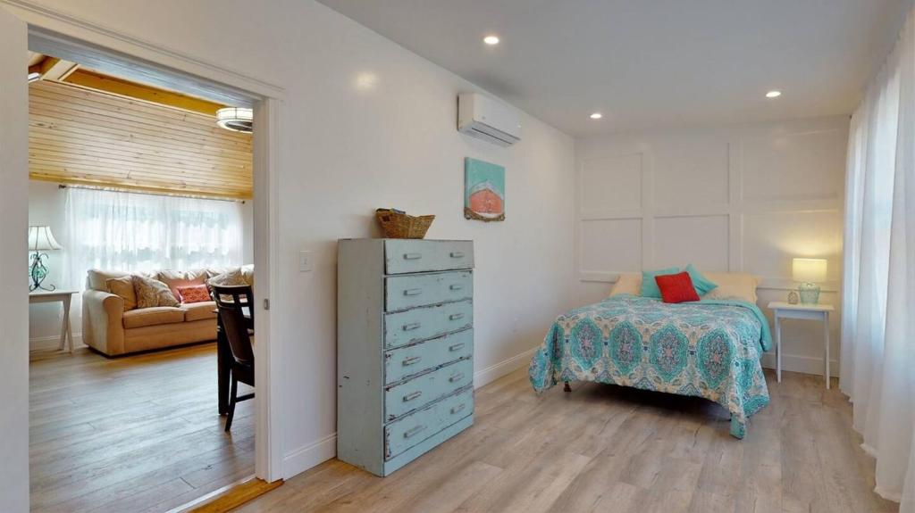 Кровать или кровати в номере Blue Doors By The Sea by Bayley Vacation Rentals