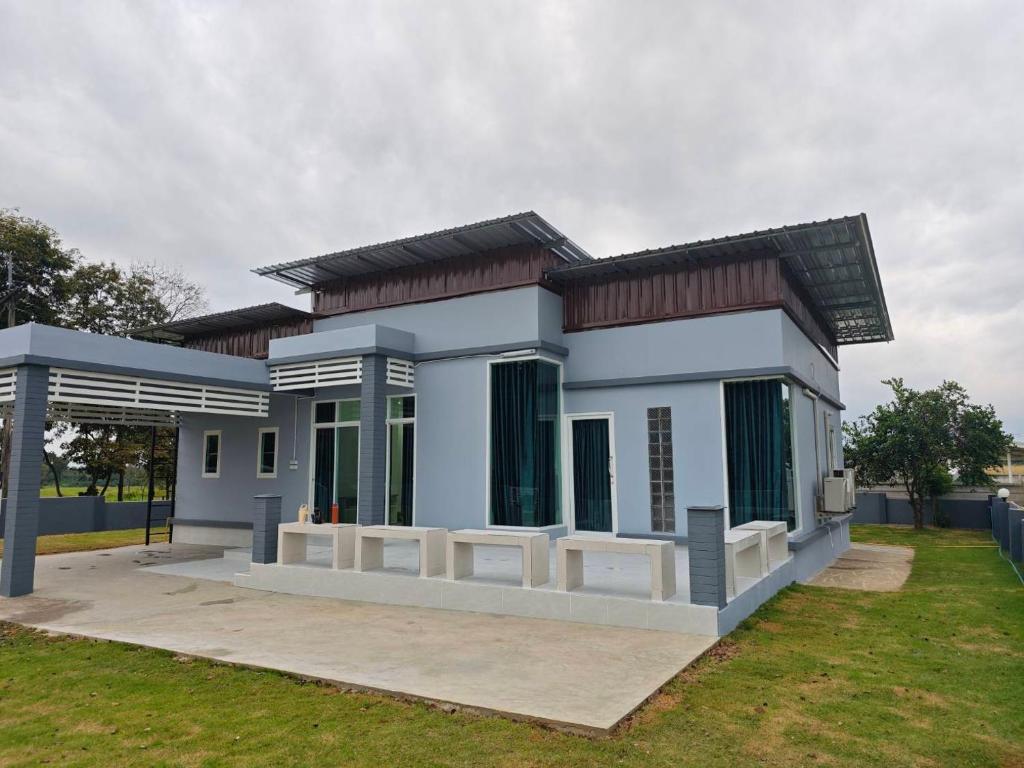 Haru Home Khaoyai في Nong Nam Daeng: منزل أبيض صغير مع ساحة عشب