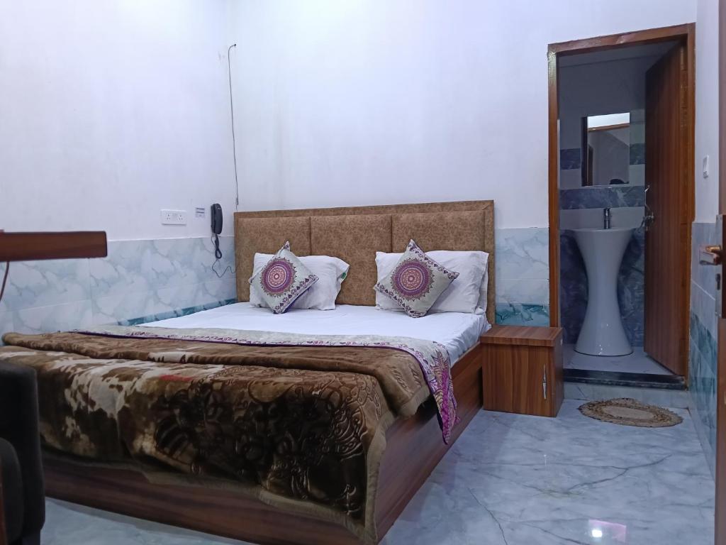 Postel nebo postele na pokoji v ubytování Shree Girraj Dham Vrindavan