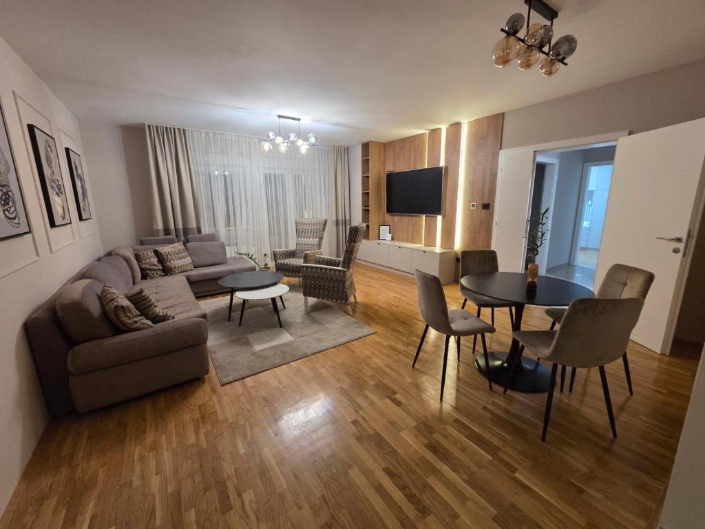 PARADISO STAN Bijeljina في بيه لينا: غرفة معيشة بها أريكة وطاولة