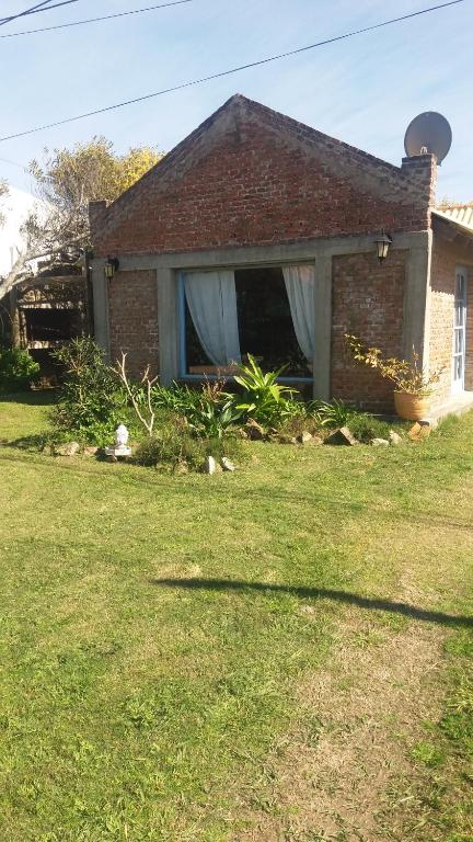 una casa de ladrillo con una ventana en un patio en Techos Amarillos II, en Aguas Dulces