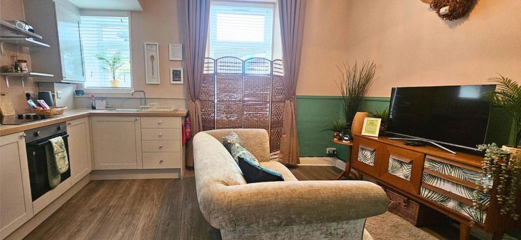 Η κουζίνα ή μικρή κουζίνα στο The Ferns - Shared Garden Apartment With Parking