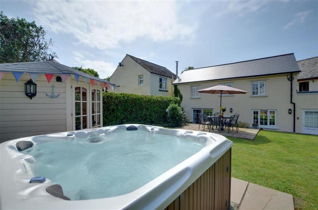 a large hot tub in the backyard of a house at 3 Bed in Croyde oc-beren in Croyde