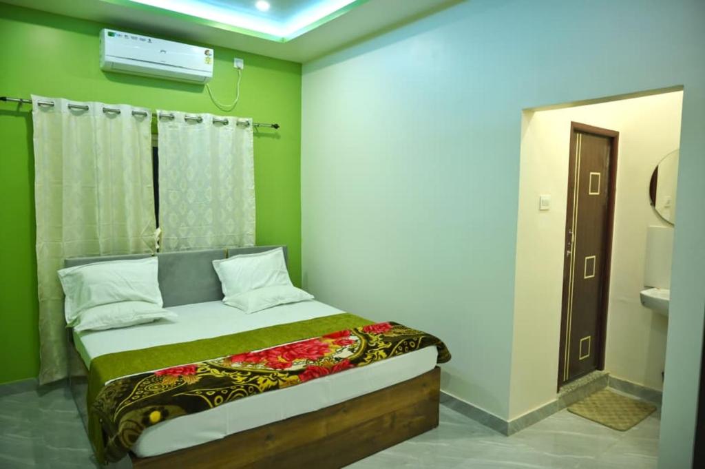 Un pat sau paturi într-o cameră la cordinal Homestay near krishna bhandar field,10bhk