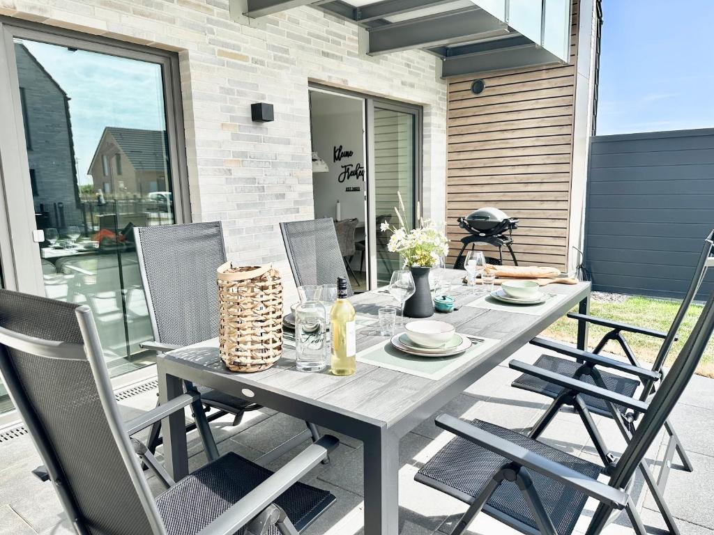 Balkón nebo terasa v ubytování Kleine Freiheit, Büsum - modernes Ferienhaus in Meernähe mit Terrasse, Garten und eigenem Parkplatz