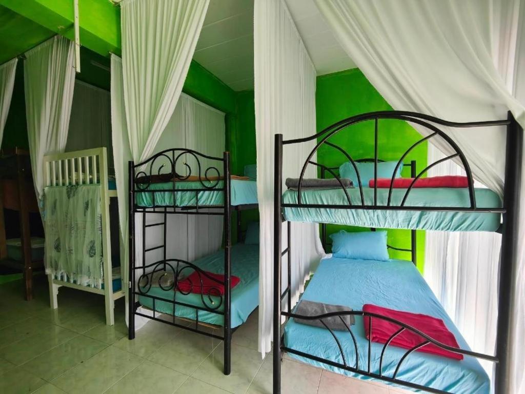 En eller flere senge i et værelse på Haadrin Homestay - Phangan Hostel