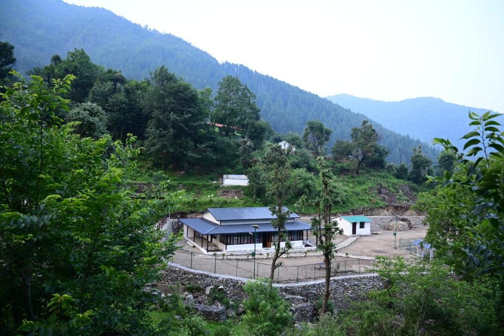 een huis in het midden van een berg met bomen bij Green View, devalsari in Dhanaulti