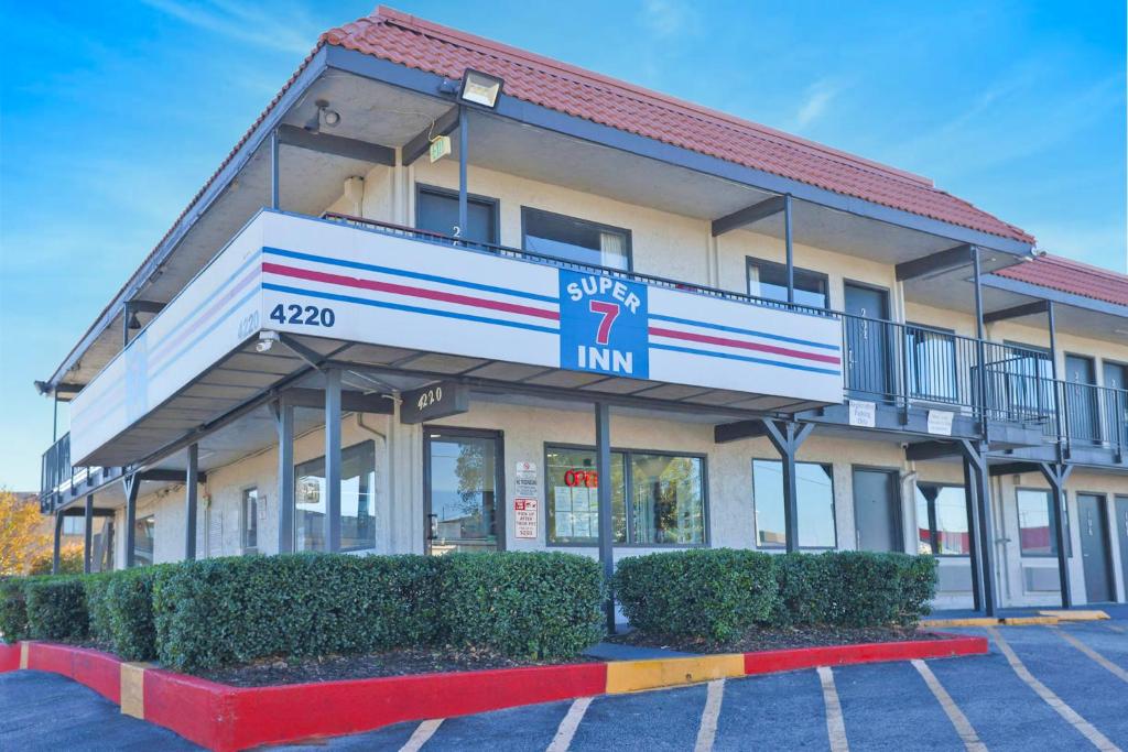 un edificio con un cartel delante en Super 7 Inn by Hotel O Dallas I 20, en Dallas