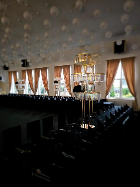 una stanza con tavolo e sedie con bicchieri da vino di PLATINIUM House ex Royal House a Białogard