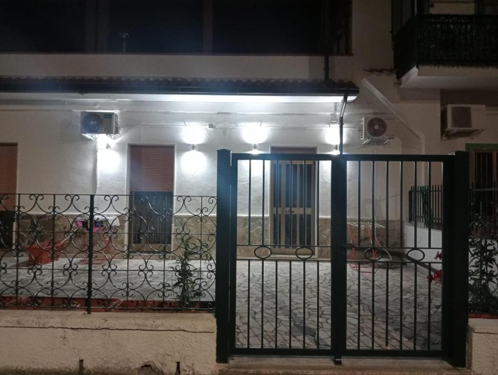 brama przed domem w nocy w obiekcie Mary&Bi w mieście Scalea