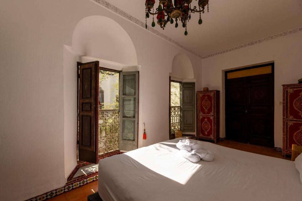 - une chambre avec un ours en peluche blanc assis sur un lit dans l'établissement Riad le Jardin de Mina, à Marrakech 50 autres photos