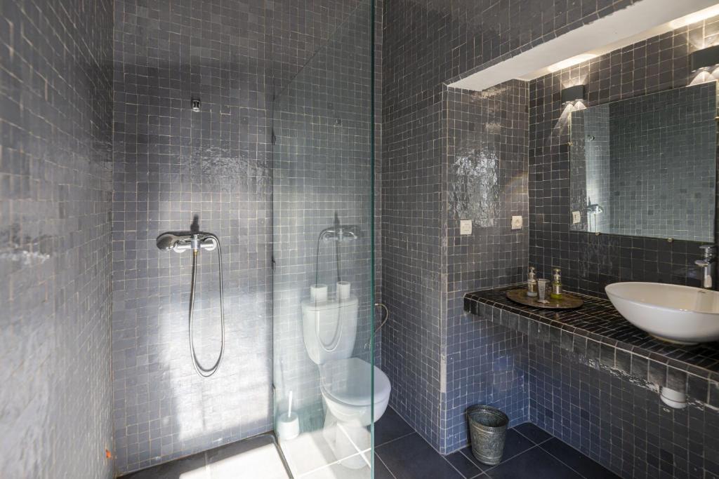 une salle de bains avec douche, toilettes et lavabo dans l'établissement Riad le Jardin de Mina, à Marrakech
