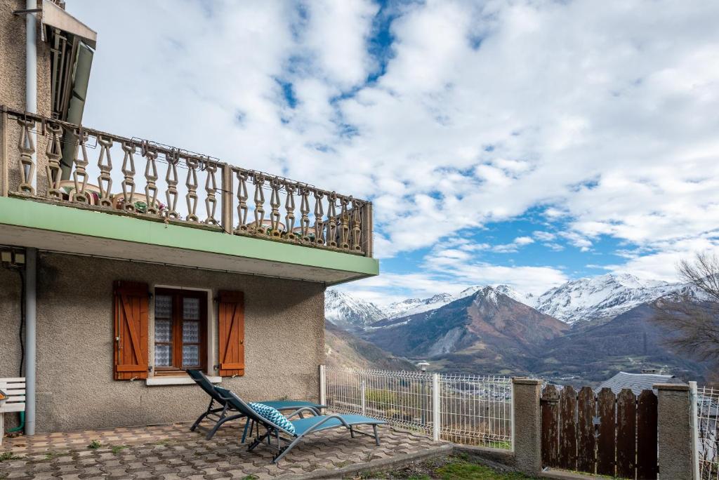 un balcon de maison avec un banc et des montagnes dans l'établissement Edelweiss - Grust, Panoramique Sud, à Grust