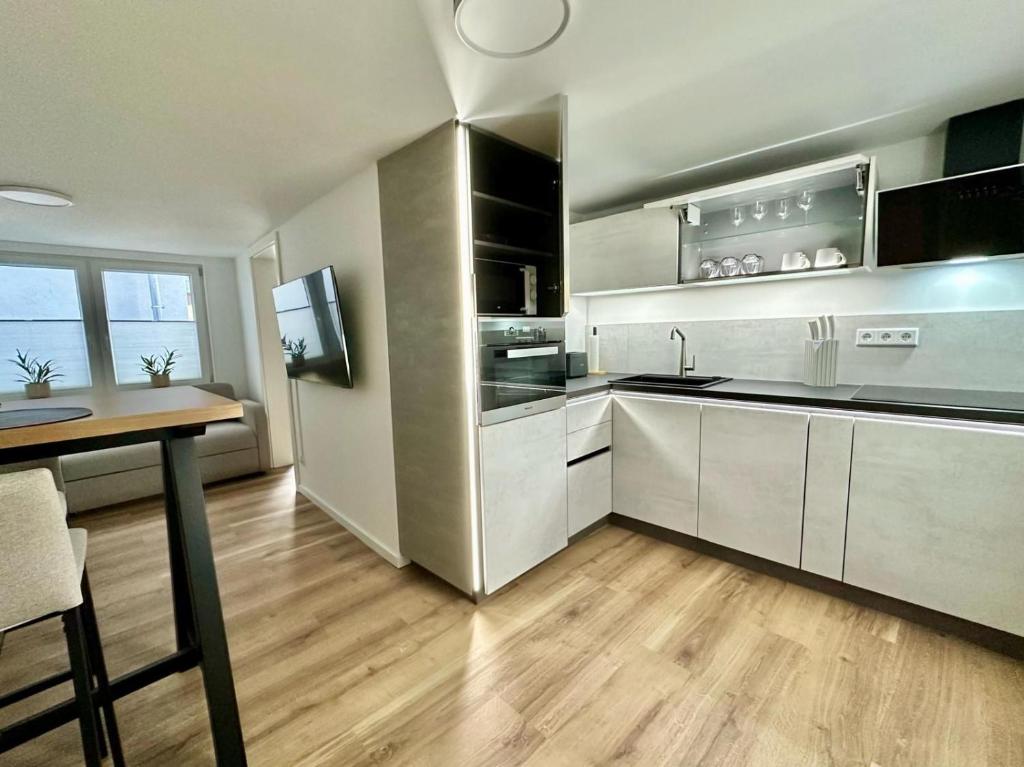 een keuken met roestvrijstalen apparatuur en een tafel bij Altstadt Apartment Chalet in Haltern