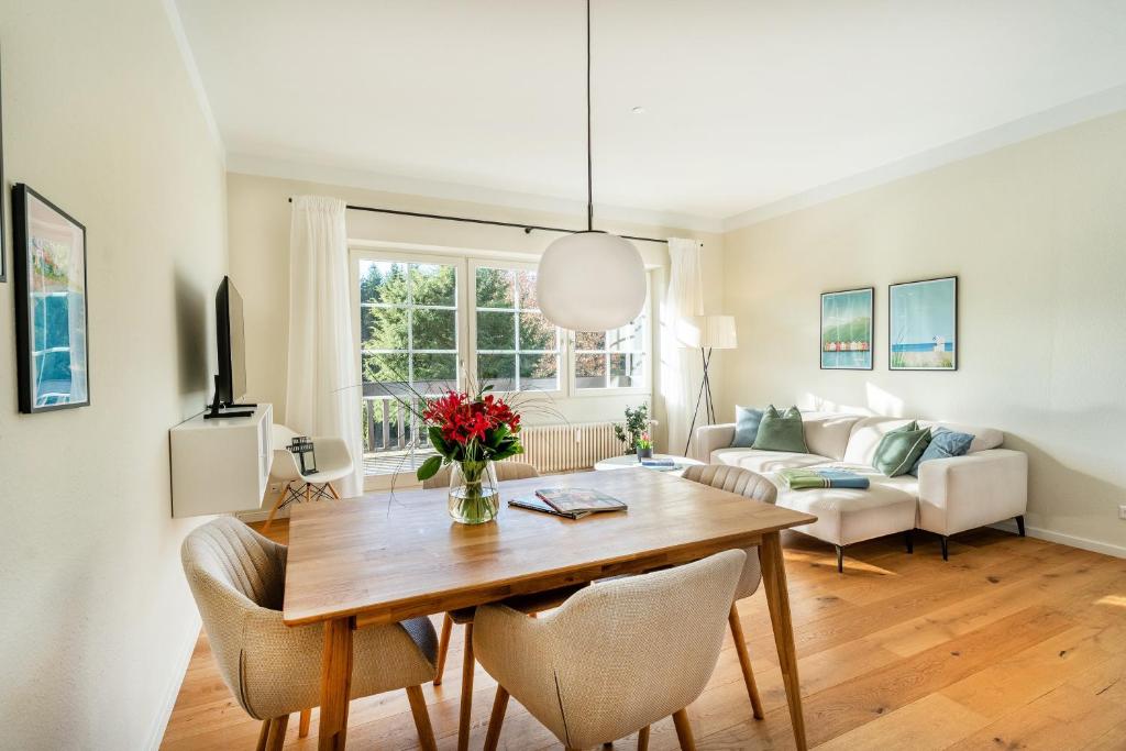 a living room with a dining room table with chairs at Ferienwohnung Waldglück in Hinterzarten