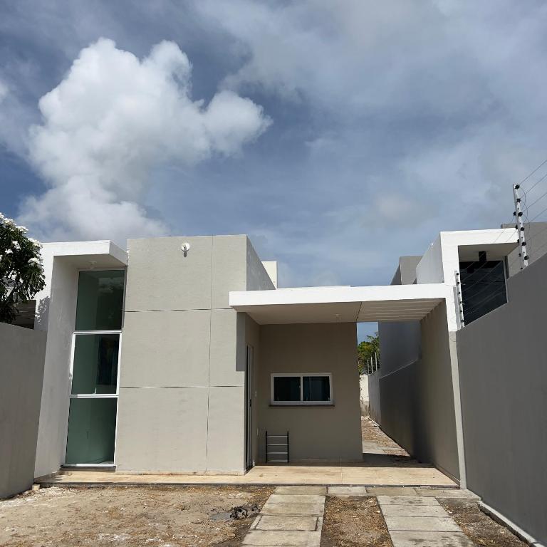 a white house with a sky in the background at Casa Sol Nascente in Aquiraz