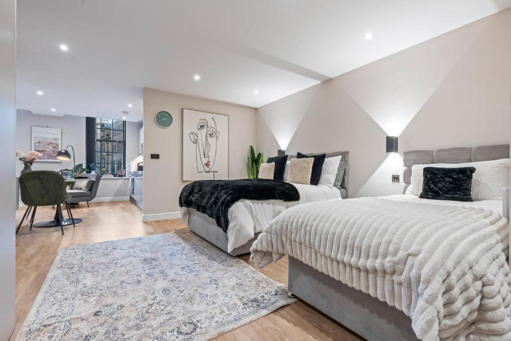 Un dormitorio con dos camas y un escritorio. en Studio Seven - Leeds City Centre, en Central Station