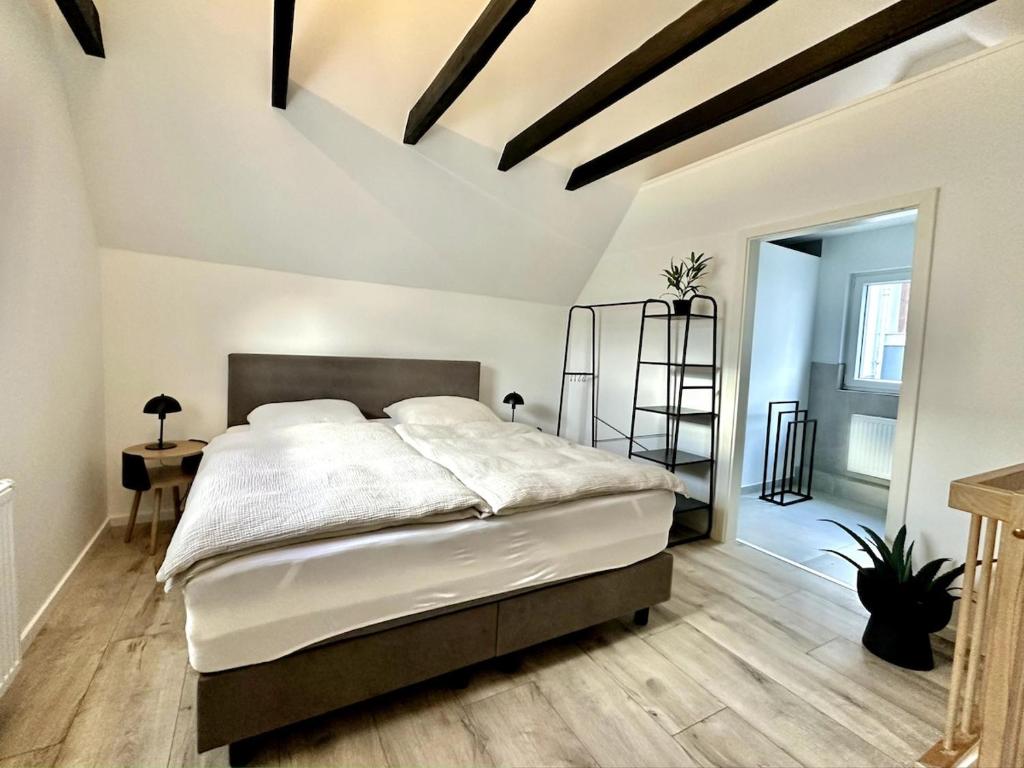 a bedroom with a bed and a desk in a room at Altstadt Apartment Chalet in Haltern
