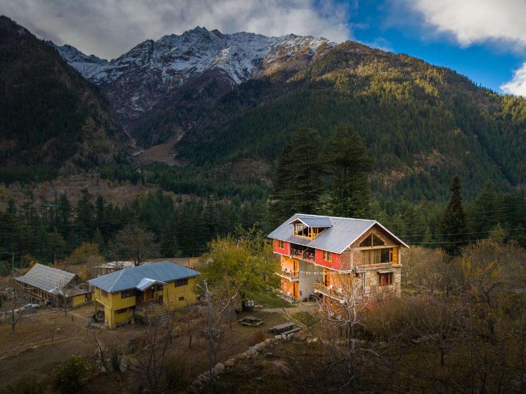 Toshim Homestay في Sāngla: منظر جوي لمنزل في الجبال