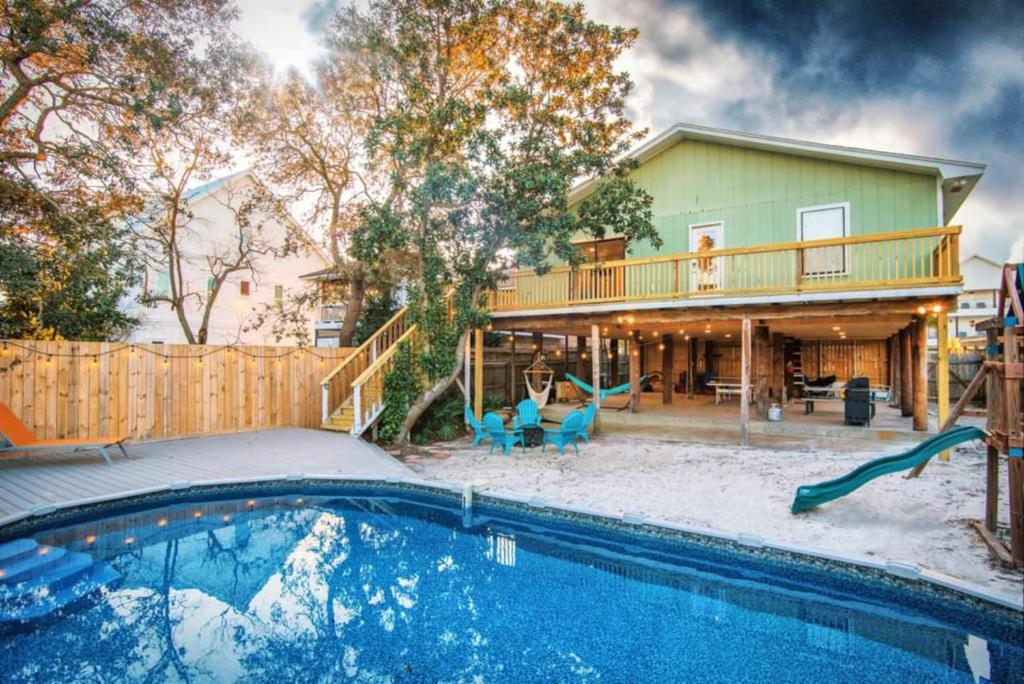 een huis met een zwembad en een huis bij Heated Pool & Spa, 4min Walk To Beach - Zula Beach in Destin
