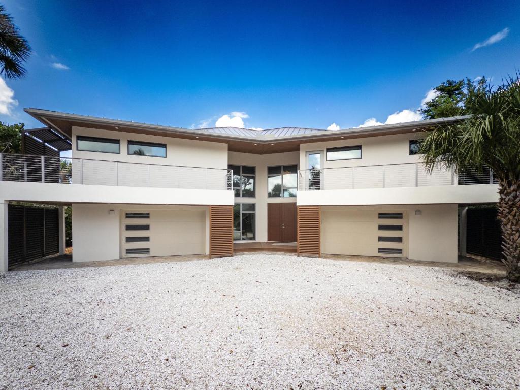 ein großes weißes Haus mit einer Auffahrt in der Unterkunft Bentley Beach House in Sanibel