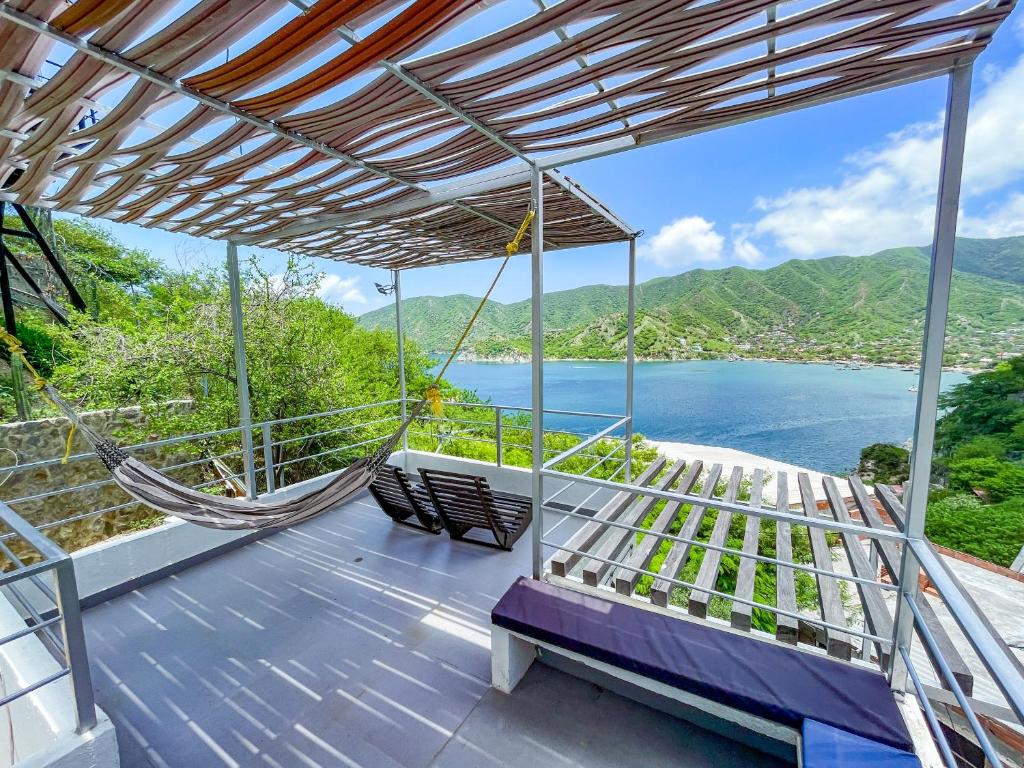 eine Veranda mit Hängematte und Blick auf das Wasser in der Unterkunft Villa Malibu in Taganga