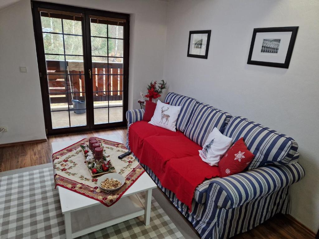 ein Wohnzimmer mit Sofa und Tisch in der Unterkunft Hrabovo Helena 19 in Ružomberok