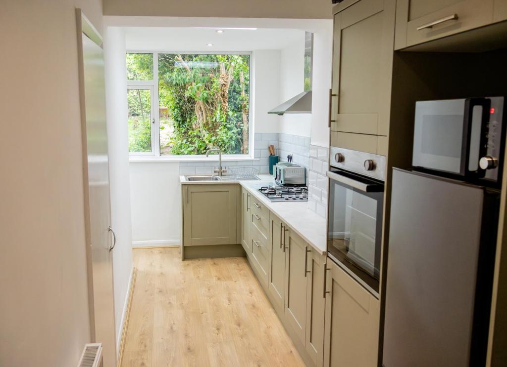 Кухня или мини-кухня в Modern 3 Bedroom Home, 6 beds, Free Parking, 500MBS, Netflix, Near Coventry City Centre & Hospital, Contractors, Families, Apple Air Play
