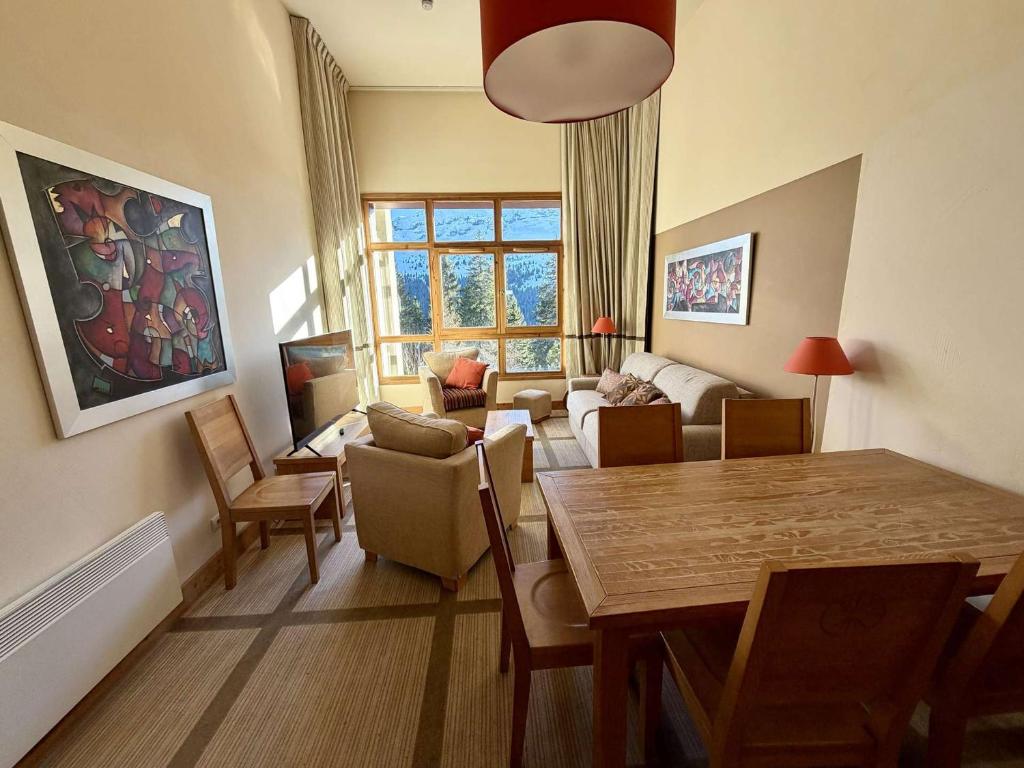 Posezení v ubytování Appartement 3 pièces à Flaine, Résidence de Luxe avec Piscine, Spa et Salle de Sport, Pied des Pistes - FR-1-687-6