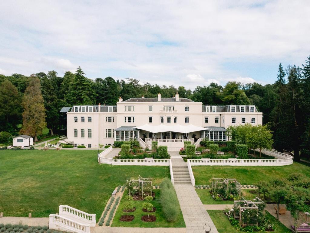 Aed väljaspool majutusasutust Coworth Park - Dorchester Collection