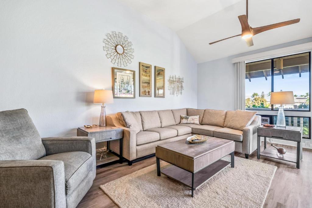 een woonkamer met een bank en een tafel bij Grand Champions 160 in Wailea