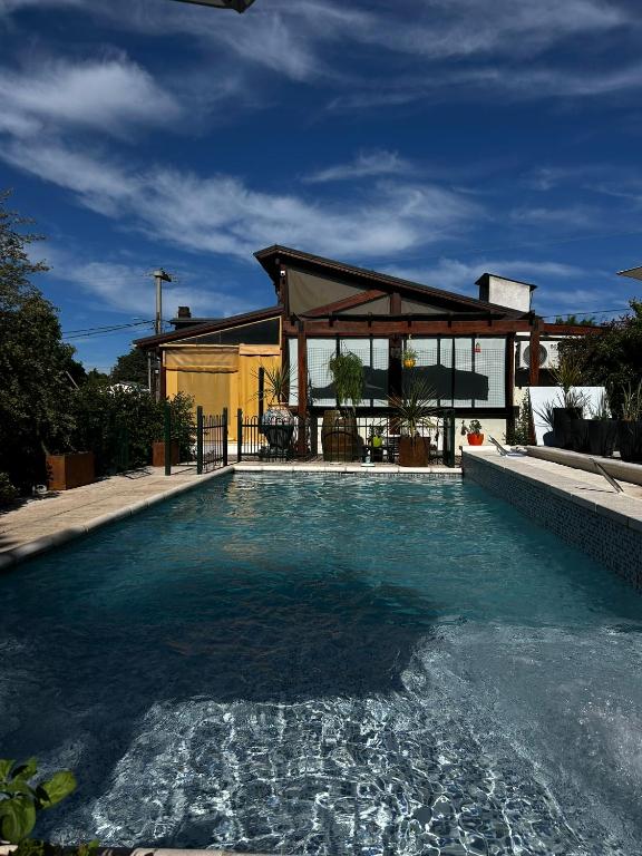 PurinkiWasi - La casa de todos في لوس ريترز: مسبح مع شرفة في المنزل