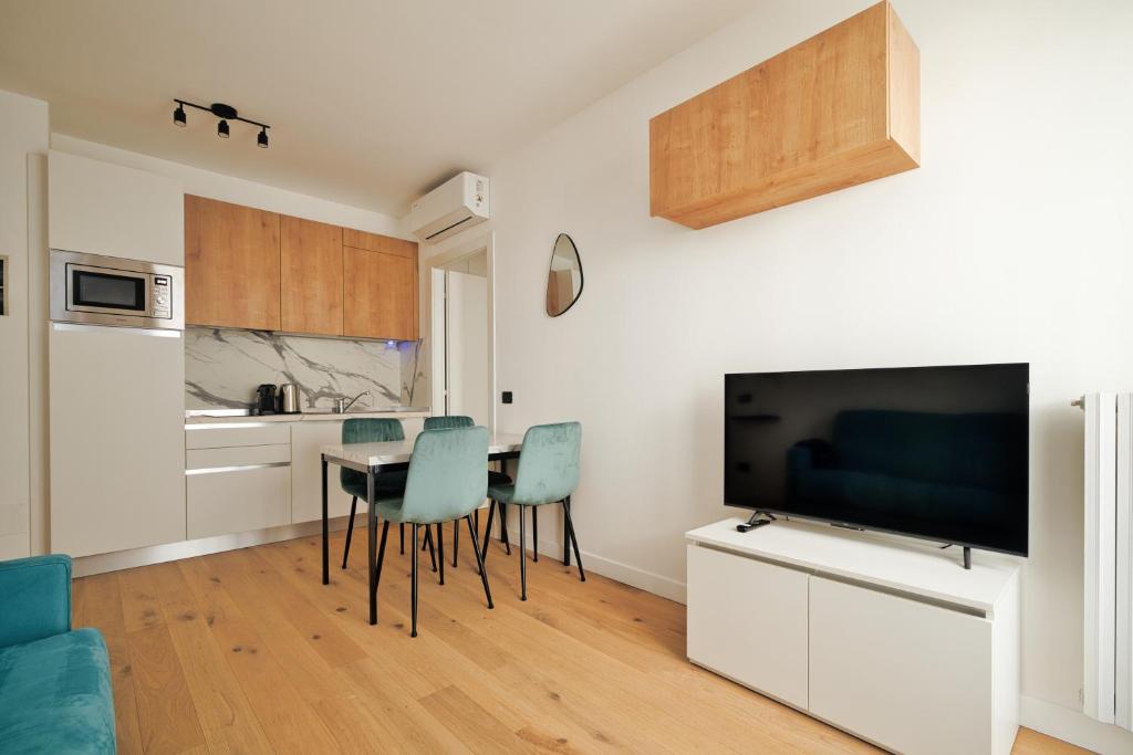 Just Urban Stays - Strategic 1-BR with Balcony - Duomo and City Life