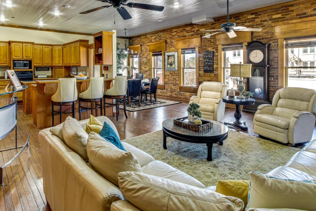 Et opholdsområde på New York-Style Loft on Main St Dtwn Enterprise