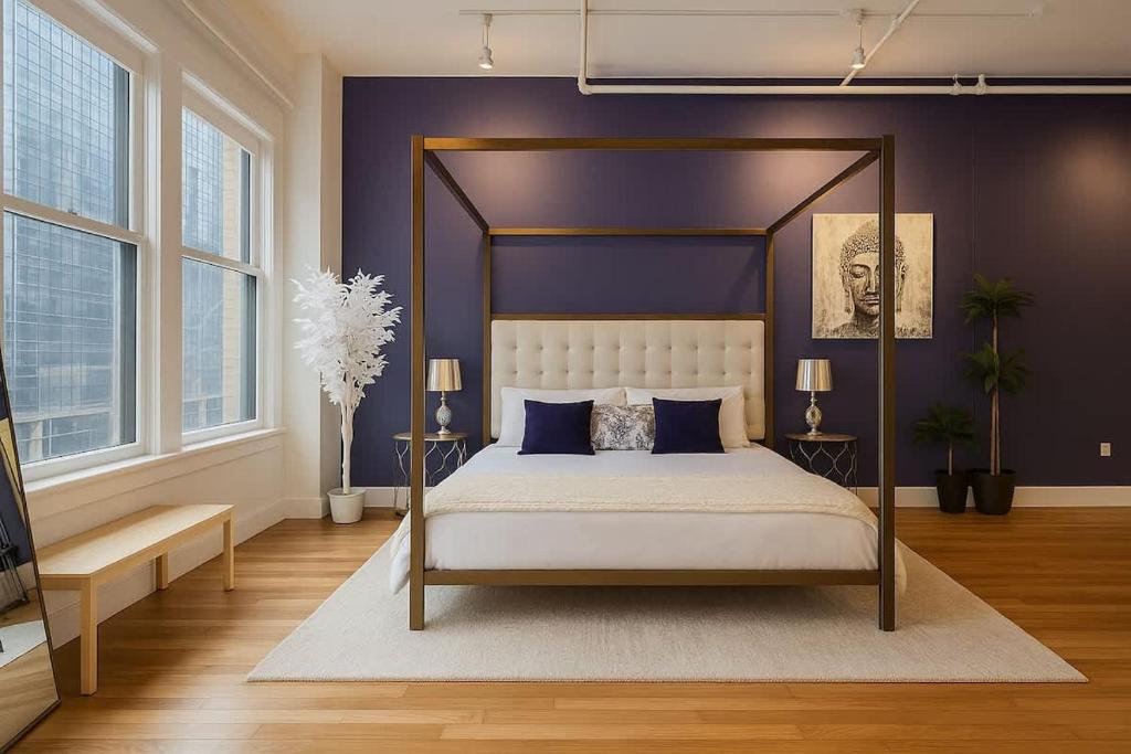 Postel nebo postele na pokoji v ubytování King Bed Studio Loft Huge Beautiful Ceilings