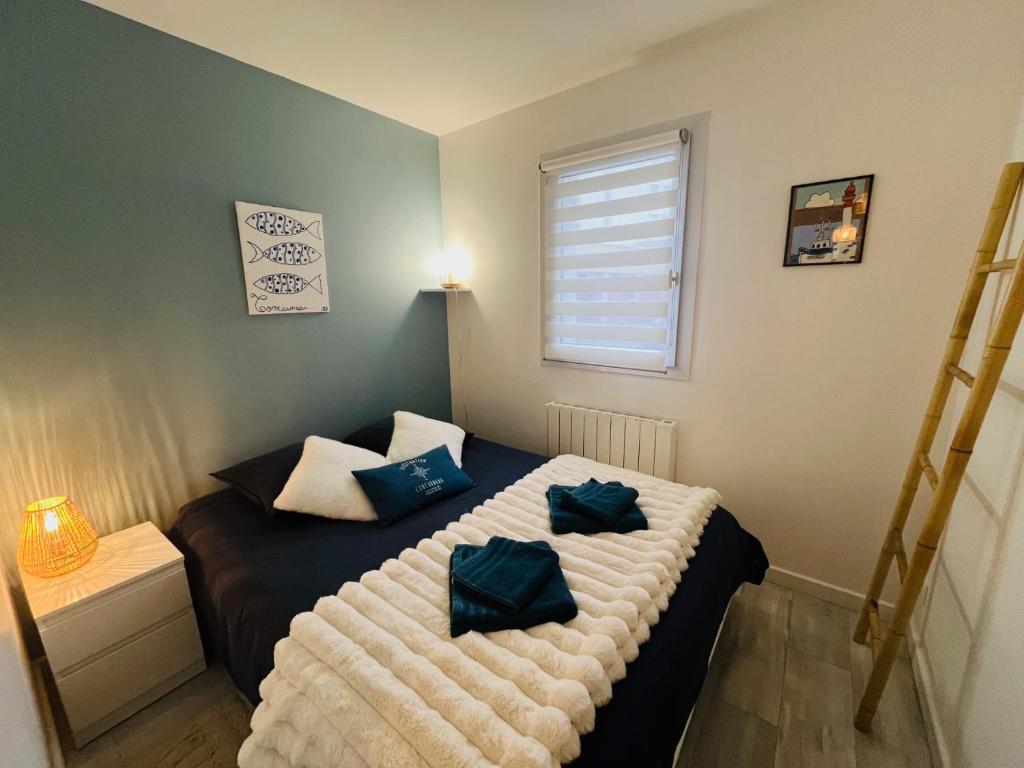 Ένα ή περισσότερα κρεβάτια σε δωμάτιο στο Au bord de l'eau