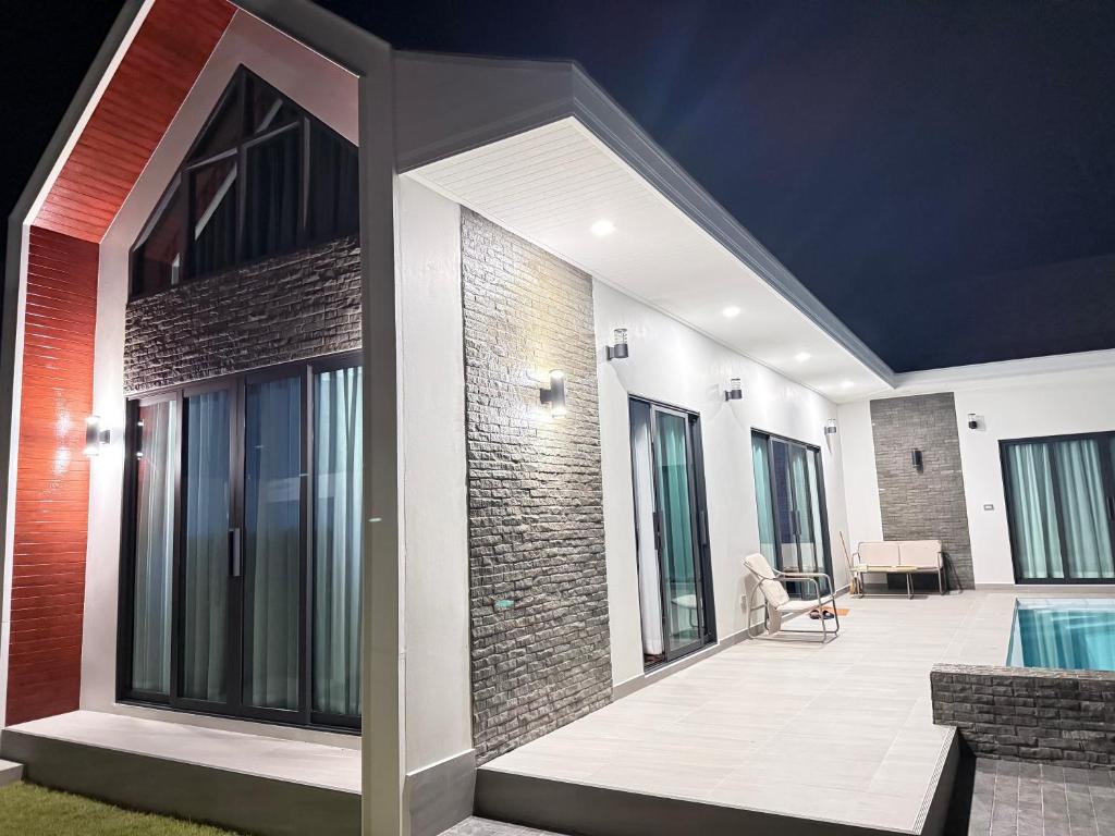 una casa con piscina y patio en Villa Nataly LUXURY hotel House in Ao Nang Krabi private pool jacuzzi Palm free kitchen from airport, en Krabi