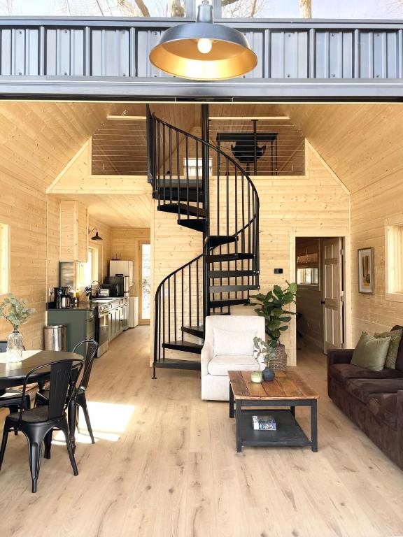 ein Wohnzimmer mit Wendeltreppe in einem Haus in der Unterkunft Camp Carter Nordic House in Mathias