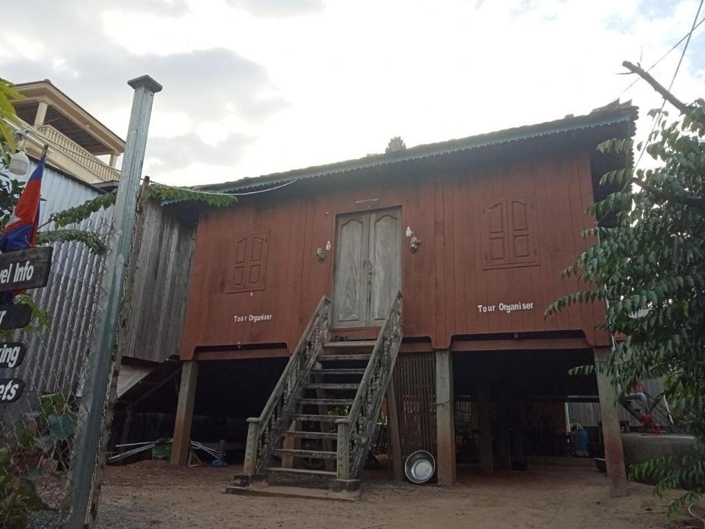 Sconvolt Homestay في كراتي: مبنى به درج أمامه