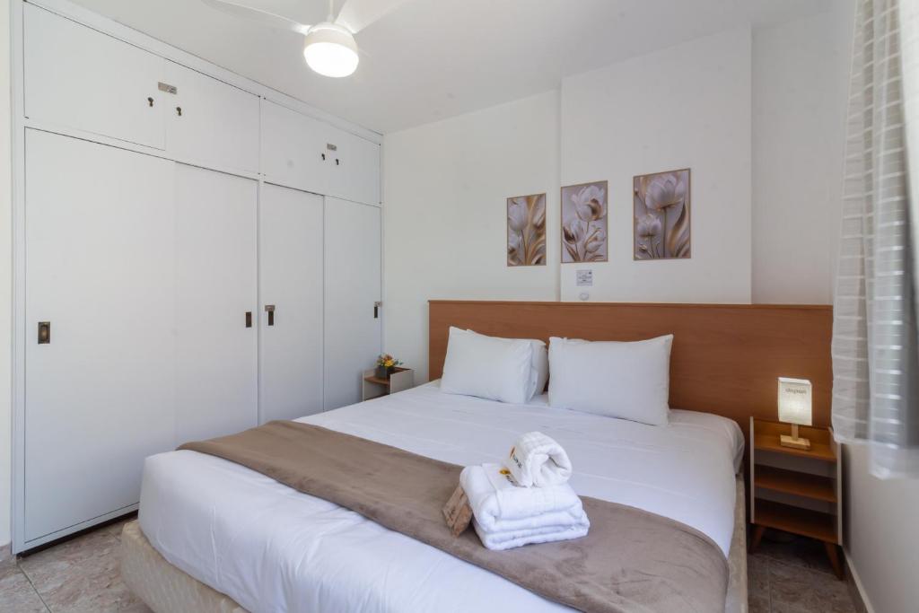 En eller flere senge i et værelse på Apartamento na Barra com piscina - VLM907