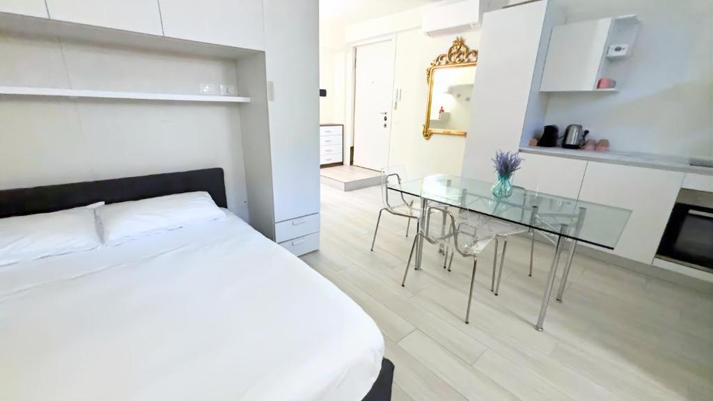 una camera da letto con un letto e un tavolo di vetro di Zambianchi Studio - Sostify a Bergamo