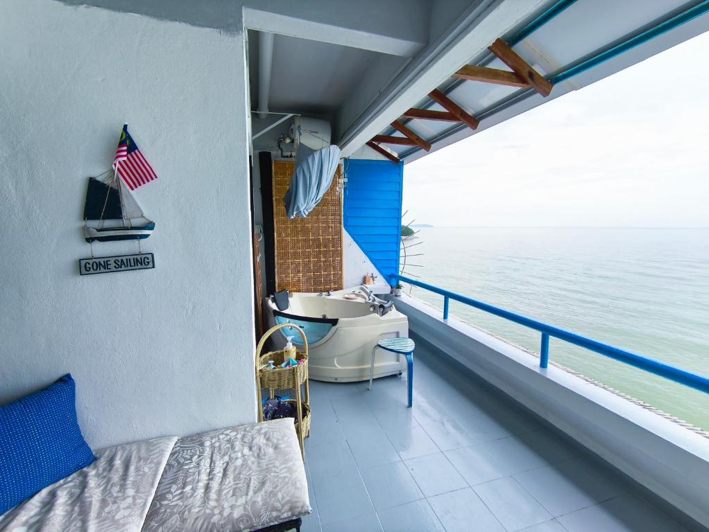 baño con vistas al océano desde el balcón en Seafront SunsetSpa, en Port Dickson