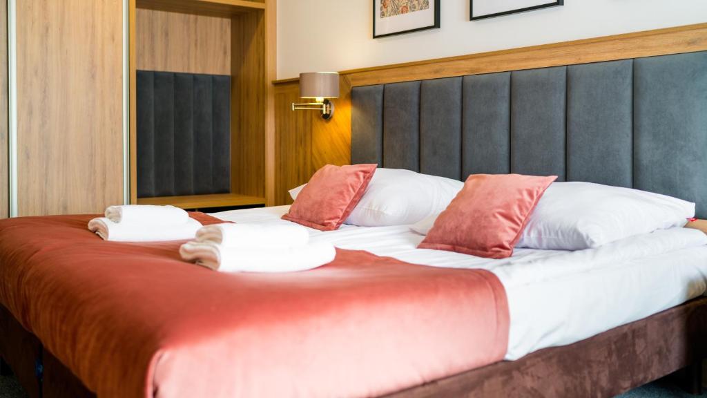 Una cama o camas en una habitación de Leśny Dwór Karpacz Piekarnia Mio Padre Restauracja Mamma Mia